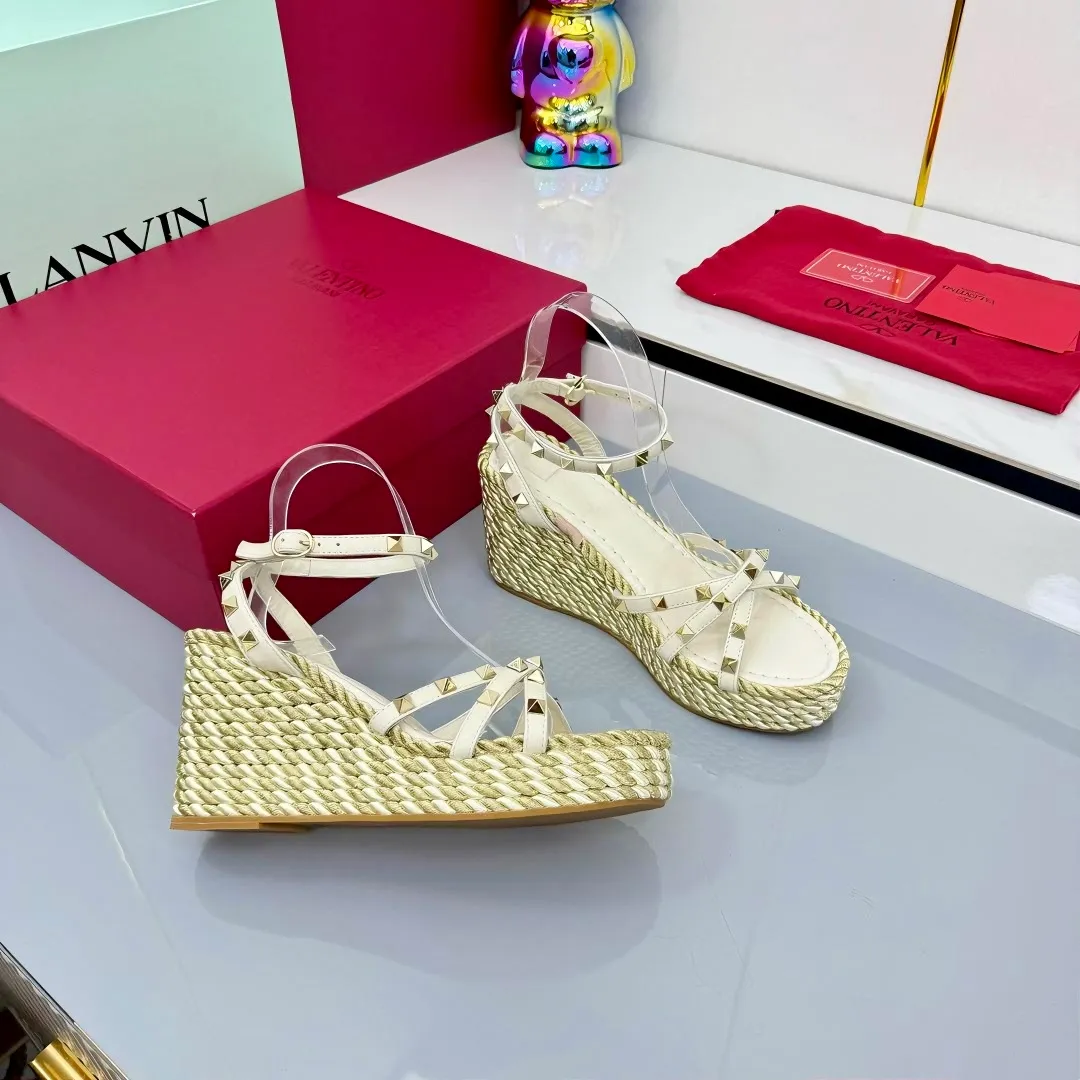 👟👟Ex-factory price 580👟👟 Valentino's new high-version riveted hemp rope woven wedge sandals. Simple and super versatile. Perfect and luxurious on the feet, they can be matched with any spring and summer clothes. The feet feel even more comfortable! The material is a perfect replica of the original version. The original buckle is disassembled and molded. Cowhide surface. Cowhide lining. Electroplated rivet buckle. Original non-slip rubber outsole. Three colors available! The gold heel is about 10cm high. The forefoot platform is about 4cm. It comes with original packaging from the counter! SIZE: 35--40 (41 can be customized)